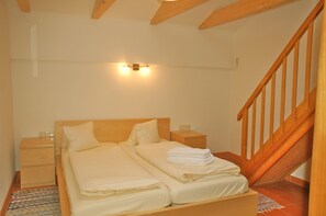 2 makuuhuonetta, tallelokero huoneessa, silitysrauta/-lauta