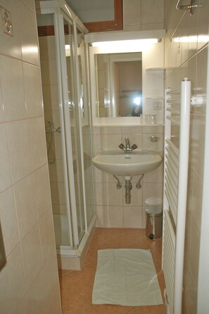 Suihku, hiustenkuivaaja, pyyhkeet, saippua