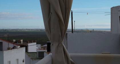 In the middle of the old town of Conil, furnished roof terrace with sea view, gas grill, modern furniture - Casa Magallanes -