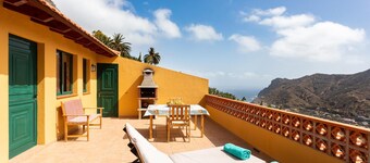 Spacious Apartment With sea View and Balcony