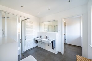 Hair dryer, towels - Close to the beach-2 bedroom apartment with 3 balconies-Center of Binz-Villa Lindholm Whg.5 (Binz)