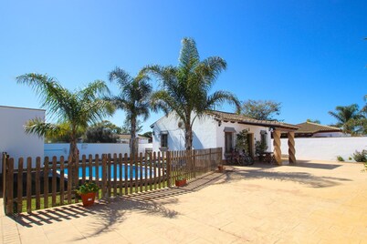 Private pool, enclosed property, beautiful terrace, free WiFi - Casa Alfonso -