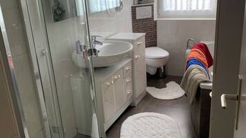 Badewanne, Haartrockner, Handtücher, Seife
