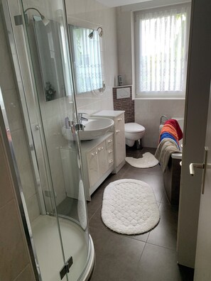 Baignoire, sèche-cheveux, serviettes fournies, savon