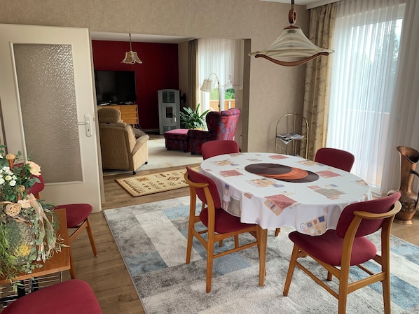 Dining - Apartment 100m2 with stairlift 1floor- view on Herkules in Vellmar for 4 guests (Vellmar)
