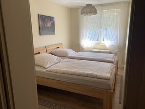 2 bedrooms, free WiFi, bed sheets - Apartment 100m2 with a view in Vellmar for 4 guests  (Vellmar)