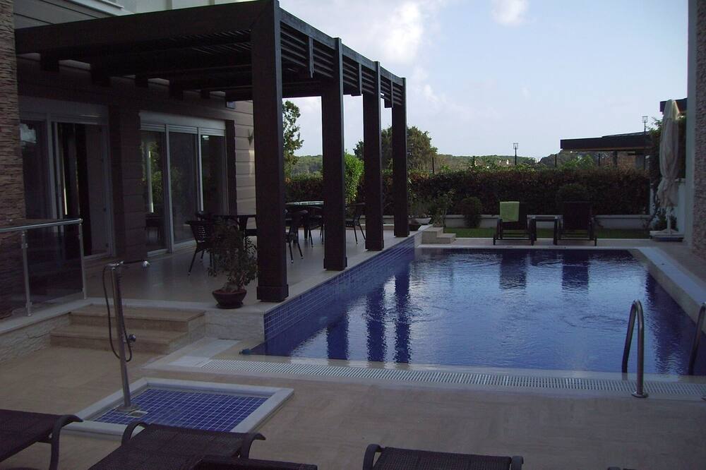 Luxurious villa with pool and sea views