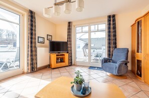 TV, DVD player, stereo - Close to the beach-2 room apartment with balcony-center of Binz-Villa Hildegard-App.8 (Ostseebad Binz)