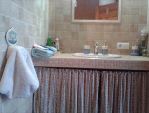 Shower, hair dryer, towels, shampoo