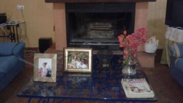 Een televisie, een open haard en boeken