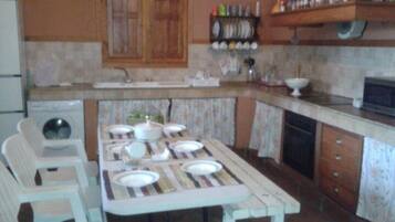 Een koelkast, een magnetron, een kookplaat