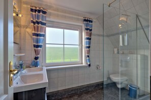 Badewanne, Haartrockner, Handtücher, Seife