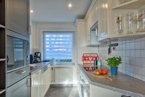 Réfrigérateur, four, lave-vaisselle, cafetière/bouilloire