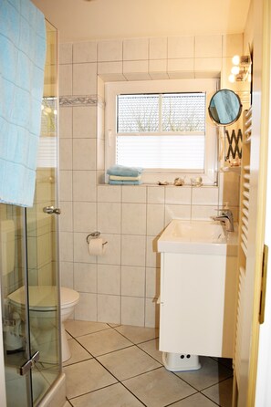 Sèche-cheveux, serviettes fournies