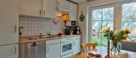 Kylskåp, ugn, diskmaskin och kaffe- och tebryggare