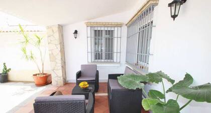 Lomatalo 4-5 hengelle, lähellä rantaa, lapsille turvallinen uima-allas, grillipaikka ja WIFI