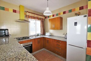 ثلاجة، ميكروويف، فرن، ماكينة لصنع القهوة/الشاي