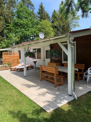 Outdoor dining - Quietly situated vacation bungalow on the edge for a family of 4 people (Zeulenroda-Triebes)