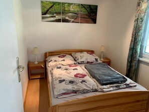 2 bedrooms, travel cot, free WiFi, bed sheets - Quietly situated vacation bungalow on the edge for a family of 4 people (Zeulenroda-Triebes)