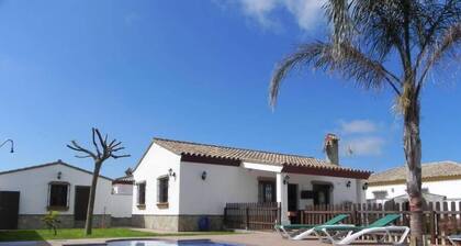 Close to the beach and to Conil, large pool area, Andalusian style, 2 bathrooms, Wi-Fi - Casa Juanito -