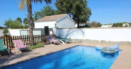 Close to the beach and to Conil, large pool area, Andalusian style, 2 bathrooms, Wi-Fi - Casa Juanito -