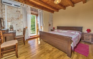 4 slaapkamers, een strijkplank/strijkijzer, wifi, beddengoed