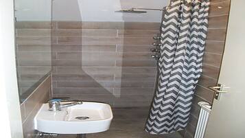 Douche, sèche-cheveux, serviettes fournies, savon