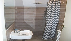 Douche, sèche-cheveux, serviettes fournies, savon