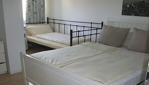 3 bedrooms, soundproofing, iron/ironing board, WiFi - Schwanthaler 3 BedR Apart in Munich center (München)