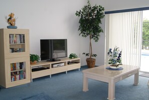 TV connectée, lecteur de DVD, table de tennis de table, livres