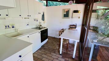 Een koelkast, een microgolfoven, een oven, een kookplaat