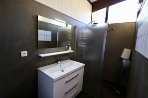 Douche, sèche-cheveux, serviettes fournies, papier toilette