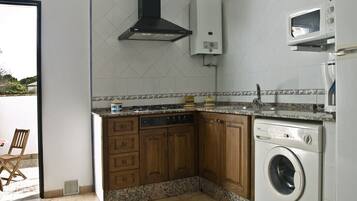 Réfrigérateur, micro-ondes, cafetiÚre/bouilloire, grille-pain