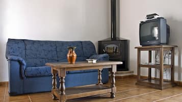 Una televisión, una chimenea