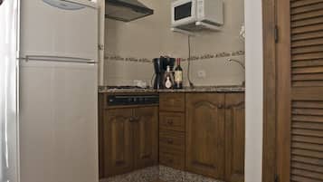 Kühlschrank, Mikrowelle, Wasserkocher mit Kaffee-/Teezubehör, Toaster