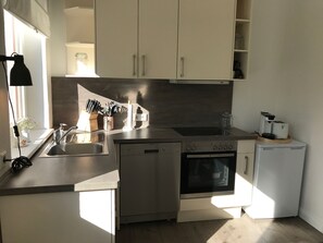 ثلاجة، فرن، موقد طهي مسطح، غسالة أطباق