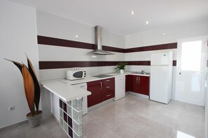 Réfrigérateur, micro-ondes, lave-vaisselle, cafetière/bouilloire