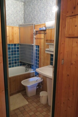Baignoire, sèche-cheveux, serviettes fournies, papier toilette