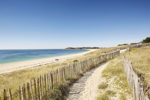 Plage à proximité, chaises longues
