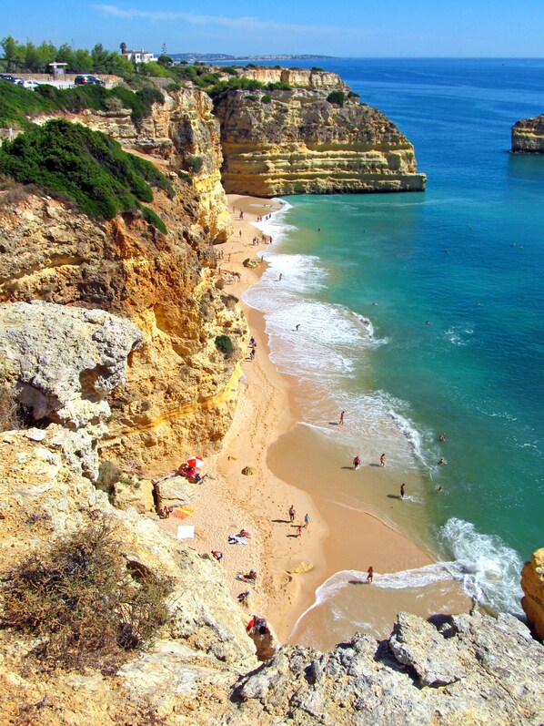 Espreguiçadeiras, toalhas de praia