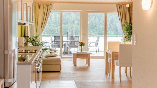 Une cuisine moderne avec un coin repas, un canapé et une table avec des chaises.
