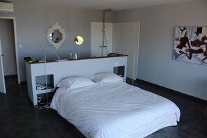6 quartos, ferros/tábuas de passar roupa, berço de viagem, Wi-Fi