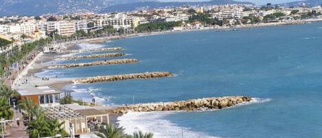 على الشاطئ، كراسي للتشمس، مناشف للشاطئ