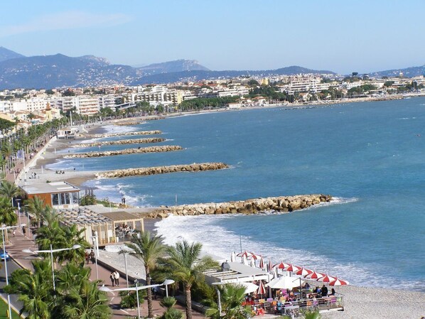 On the beach, sun loungers, beach towels - Luxurious Appt 2P - Terrace on the sea - Parking - Wifi - HIPPODROME (Cagnes-sur-Mer)