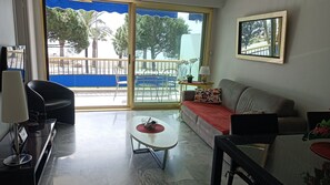 TV, books - Luxurious Appt 2P - Terrace on the sea - Parking - Wifi - HIPPODROME (Cagnes-sur-Mer)