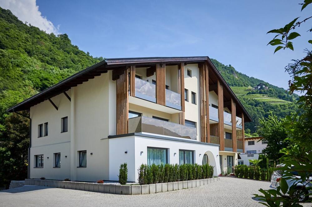 Laitacherhof: New stylish apartment with pool and sauna