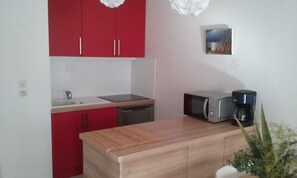 Réfrigérateur, micro-ondes, four, plaque de cuisson