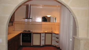 Fridge, oven, stovetop, electric kettle