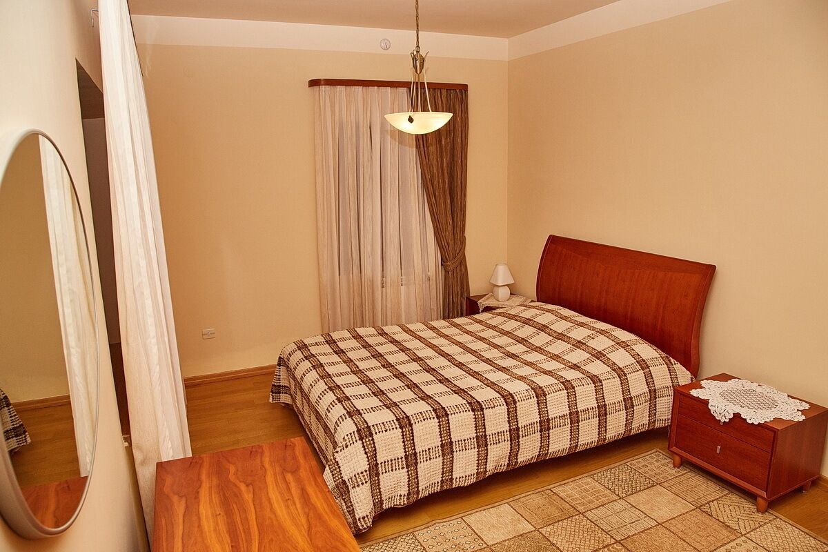 6 bedrooms, soundproofing, iron/ironing board