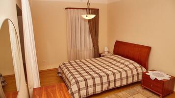 6 bedrooms, soundproofing, iron/ironing board